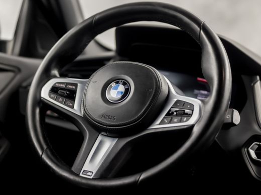 BMW 1 Serie 118i M Sport High Executive Automaat (KUIPSTOELEN, M PAKKET, APPLE CARPLAY, CAMERA, GETINT GLAS, ... ActivLease financial lease