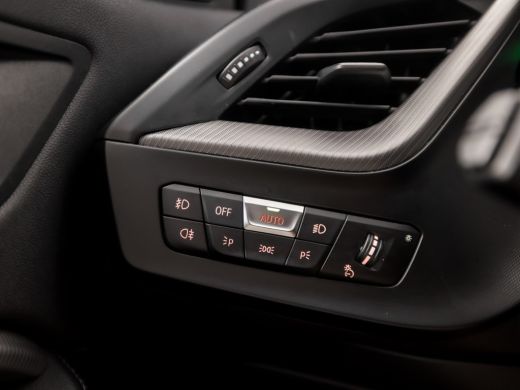 BMW 1 Serie 118i M Sport High Executive Automaat (KUIPSTOELEN, M PAKKET, APPLE CARPLAY, CAMERA, GETINT GLAS, ... ActivLease financial lease