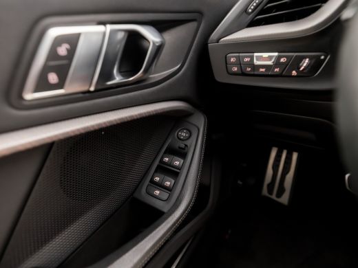 BMW 1 Serie 118i M Sport High Executive Automaat (KUIPSTOELEN, M PAKKET, APPLE CARPLAY, CAMERA, GETINT GLAS, ... ActivLease financial lease