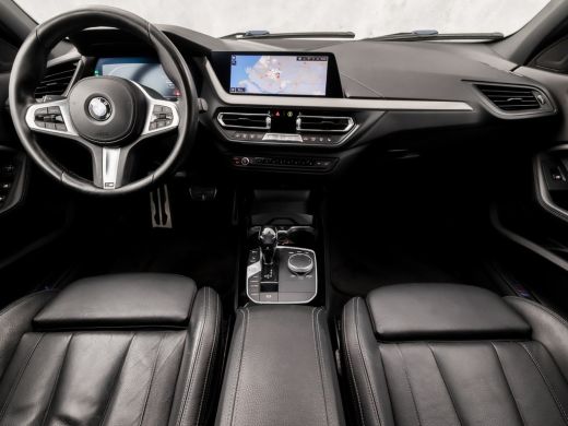 BMW 1 Serie 118i M Sport High Executive Automaat (KUIPSTOELEN, M PAKKET, APPLE CARPLAY, CAMERA, GETINT GLAS, ... ActivLease financial lease