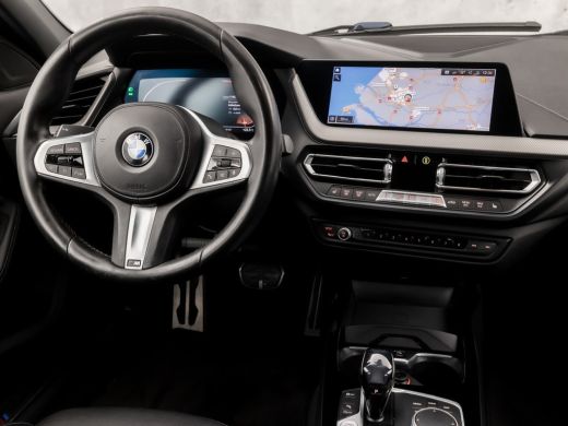 BMW 1 Serie 118i M Sport High Executive Automaat (KUIPSTOELEN, M PAKKET, APPLE CARPLAY, CAMERA, GETINT GLAS, ... ActivLease financial lease
