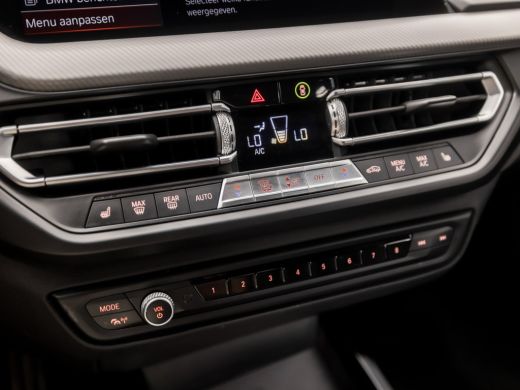 BMW 1 Serie 118i M Sport High Executive Automaat (KUIPSTOELEN, M PAKKET, APPLE CARPLAY, CAMERA, GETINT GLAS, ... ActivLease financial lease