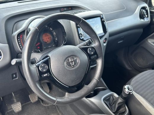 Toyota Aygo 1.0 VVT-i x-joy **CLIMATE CONTROL/ APPLE CARPLAY/ LM VELGEN** ActivLease financial lease