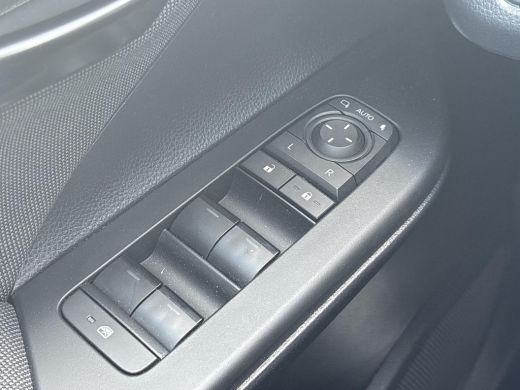 Toyota C-HR 2.0 Plug-in Hybrid 220 Dynamic **DODEHOEK DETECTIE/ PARKEERSENSOREN/ STUURVERWARMING** ActivLease financial lease
