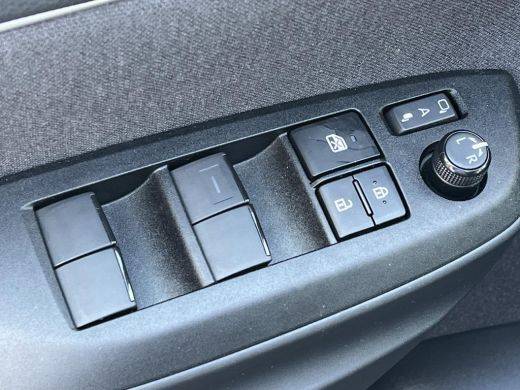 Toyota Yaris Cross 1.5 Hybrid Dynamic | Dode hoek waarschuwing | Stoel- + stuurverwarming | Navigatie | Keyless entry | ActivLease financial lease