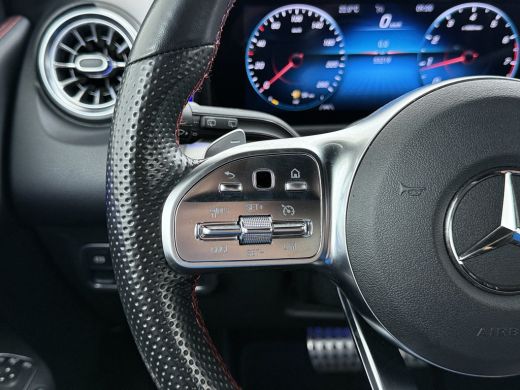 Mercedes-Benz GLB 200 AMG // Trekhaak // 360 Camera // Nightpakket // Carplay // Augmented Reality // 19" AMG Velgen ActivLease financial lease