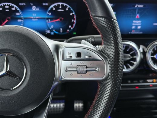 Mercedes-Benz GLB 200 AMG // Trekhaak // 360 Camera // Nightpakket // Carplay // Augmented Reality // 19" AMG Velgen ActivLease financial lease