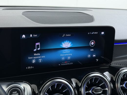 Mercedes-Benz GLB 200 AMG // Trekhaak // 360 Camera // Nightpakket // Carplay // Augmented Reality // 19" AMG Velgen ActivLease financial lease