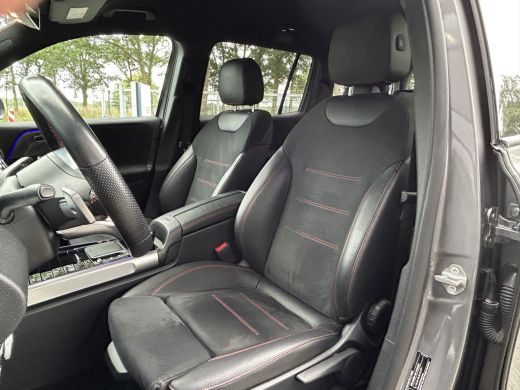 Mercedes-Benz GLB 200 AMG // Trekhaak // 360 Camera // Nightpakket // Carplay // Augmented Reality // 19" AMG Velgen ActivLease financial lease
