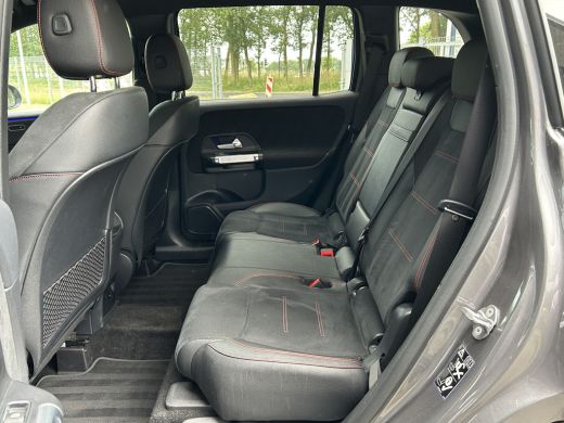 Mercedes-Benz GLB 200 AMG // Trekhaak // 360 Camera // Nightpakket // Carplay // Augmented Reality // 19" AMG Velgen ActivLease financial lease