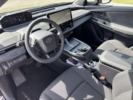 Toyota C-HR+ First Edition 77 kWh | 20" lichtmetalen velgen | &euro; 2.500 extra inruilwaarde | ActivLease financial lease