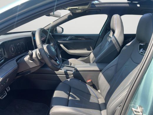 Volkswagen Passat Variant 1.5 eHybrid R-Line Business | 272Pk | Trekhaak | Pano | 5J garantie | Blackstyle Plus | H... ActivLease financial lease