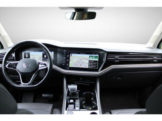 Volkswagen Touareg 3.0 TSi eHybrid ATMOSPHERE 4MOTION TREKHAAK/HEAD-UP/PANORAMADAK 1E EIG ActivLease financial lease