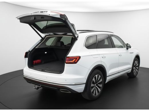Volkswagen Touareg 3.0 TSi eHybrid ATMOSPHERE 4MOTION TREKHAAK/HEAD-UP/PANORAMADAK 1E EIG ActivLease financial lease