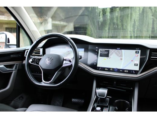Volkswagen Touareg 3.0 TSi eHybrid ATMOSPHERE 4MOTION TREKHAAK/HEAD-UP/PANORAMADAK 1E EIG ActivLease financial lease