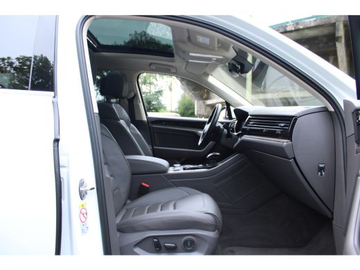 Volkswagen Touareg 3.0 TSi eHybrid ATMOSPHERE 4MOTION TREKHAAK/HEAD-UP/PANORAMADAK 1E EIG ActivLease financial lease