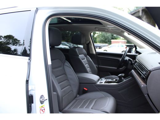 Volkswagen Touareg 3.0 TSi eHybrid ATMOSPHERE 4MOTION TREKHAAK/HEAD-UP/PANORAMADAK 1E EIG ActivLease financial lease