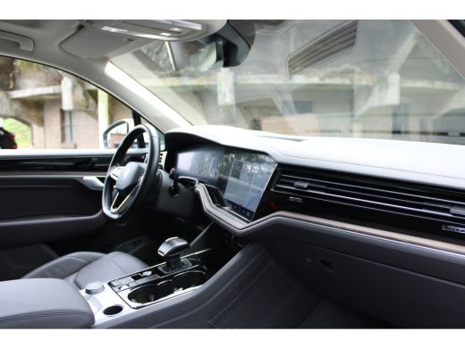 Volkswagen Touareg 3.0 TSi eHybrid ATMOSPHERE 4MOTION TREKHAAK/HEAD-UP/PANORAMADAK 1E EIG ActivLease financial lease