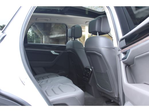 Volkswagen Touareg 3.0 TSi eHybrid ATMOSPHERE 4MOTION TREKHAAK/HEAD-UP/PANORAMADAK 1E EIG ActivLease financial lease