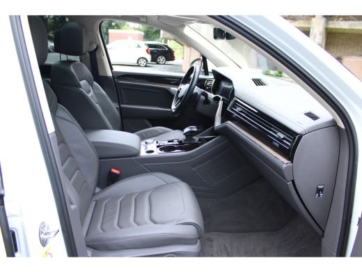 Volkswagen Touareg 3.0 TSi eHybrid ATMOSPHERE 4MOTION TREKHAAK/HEAD-UP/PANORAMADAK 1E EIG ActivLease financial lease