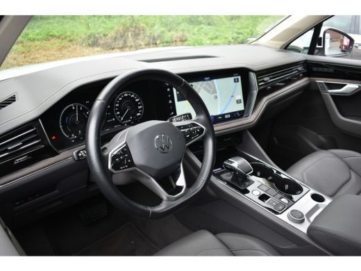 Volkswagen Touareg 3.0 TSi eHybrid ATMOSPHERE 4MOTION TREKHAAK/HEAD-UP/PANORAMADAK 1E EIG ActivLease financial lease