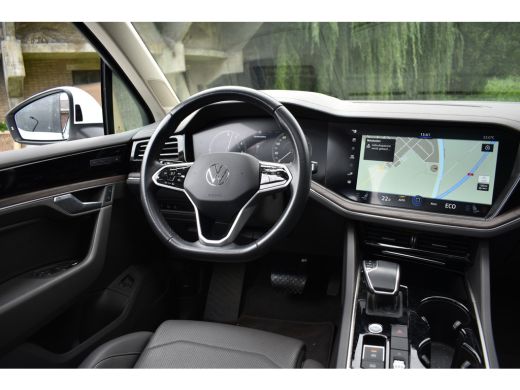 Volkswagen Touareg 3.0 TSi eHybrid ATMOSPHERE 4MOTION TREKHAAK/HEAD-UP/PANORAMADAK 1E EIG ActivLease financial lease