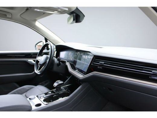 Volkswagen Touareg 3.0 TSi eHybrid ATMOSPHERE 4MOTION TREKHAAK/HEAD-UP/PANORAMADAK 1E EIG ActivLease financial lease