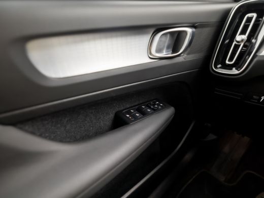 Volvo  XC40 1.5 T5 Recharge Sport 262Pk Automaat (BLACK PACK, APPLE CARPLAY, GROOT NAVI, ZWART HEMEL, STUUR/S... ActivLease financial lease
