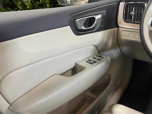 Volvo  XC60 2.0 T8 Plug-in hybrid AWD Ultra Dark | Massage/Ventilatie | Trekhaak | 360 Cam | Pano | Memory ActivLease financial lease