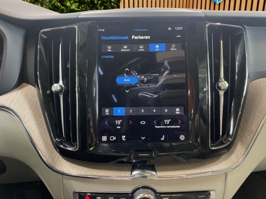 Volvo  XC60 2.0 T8 Plug-in hybrid AWD Ultra Dark | Massage/Ventilatie | Trekhaak | 360 Cam | Pano | Memory ActivLease financial lease