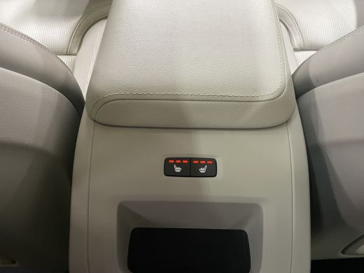 Volvo  XC60 2.0 T8 Plug-in hybrid AWD Ultra Dark | Massage/Ventilatie | Trekhaak | 360 Cam | Pano | Memory ActivLease financial lease