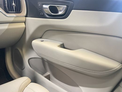 Volvo  XC60 2.0 T8 Plug-in hybrid AWD Ultra Dark | Massage/Ventilatie | Trekhaak | 360 Cam | Pano | Memory ActivLease financial lease