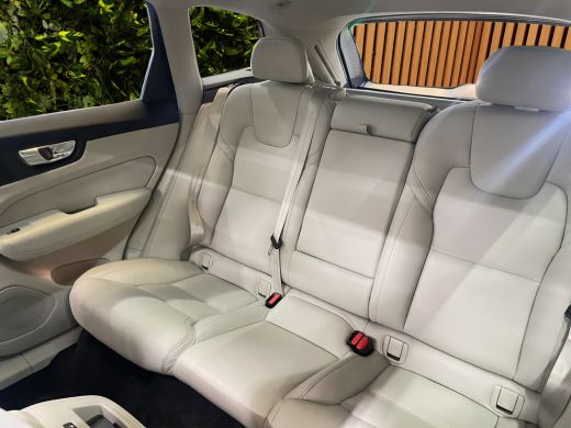 Volvo  XC60 2.0 T8 Plug-in hybrid AWD Ultra Dark | Massage/Ventilatie | Trekhaak | 360 Cam | Pano | Memory ActivLease financial lease