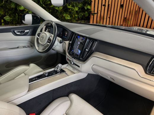 Volvo  XC60 2.0 T8 Plug-in hybrid AWD Ultra Dark | Massage/Ventilatie | Trekhaak | 360 Cam | Pano | Memory ActivLease financial lease