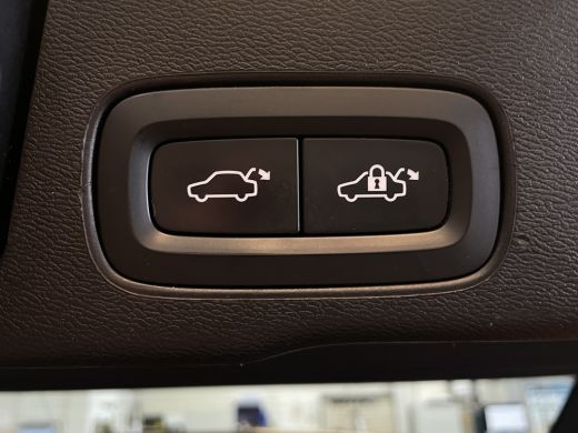 Volvo  XC60 2.0 T8 Plug-in hybrid AWD Ultra Dark | Massage/Ventilatie | Trekhaak | 360 Cam | Pano | Memory ActivLease financial lease