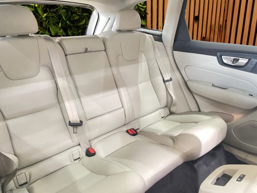 Volvo  XC60 2.0 T8 Plug-in hybrid AWD Ultra Dark | Massage/Ventilatie | Trekhaak | 360 Cam | Pano | Memory ActivLease financial lease