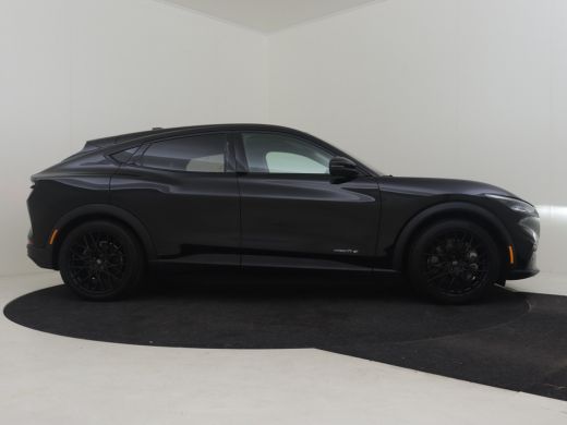 Ford Mustang Mach-E Mach-E RWD 75 kWh l Pano Dak l SOH 95% l Leder l Elektr. Stoel incl Memory l 20" LM-Velgen l 360g... ActivLease financial lease
