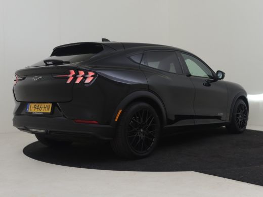 Ford Mustang Mach-E Mach-E RWD 75 kWh l Pano Dak l SOH 95% l Leder l Elektr. Stoel incl Memory l 20" LM-Velgen l 360g... ActivLease financial lease