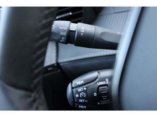 Peugeot e-2008 EV Active Pack 50 kWh | NL-AUTO! | CRUISE | LANE ASSIST | LED | PARK SENS | CLIMA | DEALER OH! | ... ActivLease financial lease