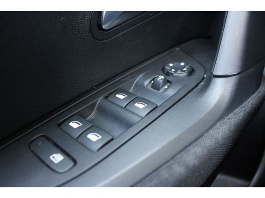 Peugeot e-2008 EV Active Pack 50 kWh | NL-AUTO! | CRUISE | LANE ASSIST | LED | PARK SENS | CLIMA | DEALER OH! | ... ActivLease financial lease