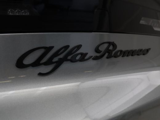 Alfa Romeo Junior Elettrica 54 kWh | SOH 97,3% | Adaptive cruise | Carplay | Full LED | Parkeerhulp | Climate contr... ActivLease financial lease
