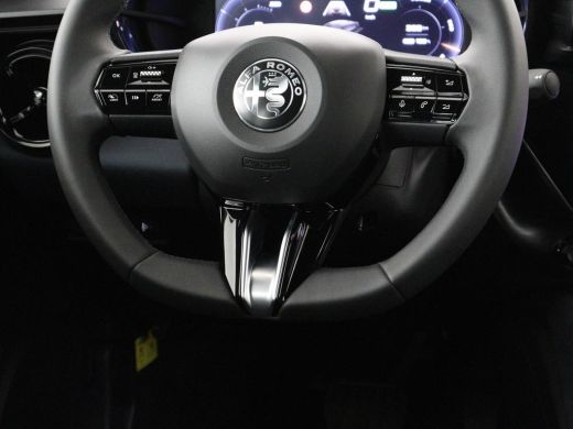 Alfa Romeo Junior Elettrica 54 kWh | SOH 97,3% | Adaptive cruise | Carplay | Full LED | Parkeerhulp | Climate contr... ActivLease financial lease