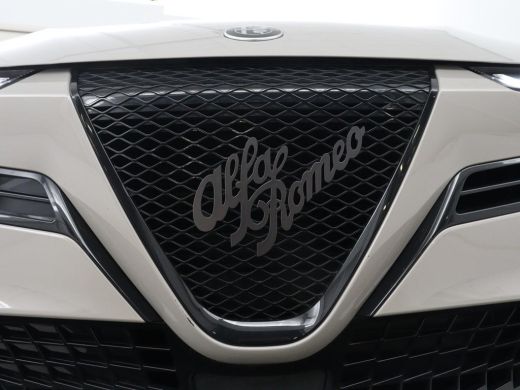 Alfa Romeo Junior Elettrica 54 kWh | SOH 97,3% | Adaptive cruise | Carplay | Full LED | Parkeerhulp | Climate contr... ActivLease financial lease