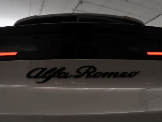 Alfa Romeo Junior Elettrica 54 kWh | SOH 97,3% | Adaptive cruise | Carplay | Full LED | Parkeerhulp | Climate contr... ActivLease financial lease