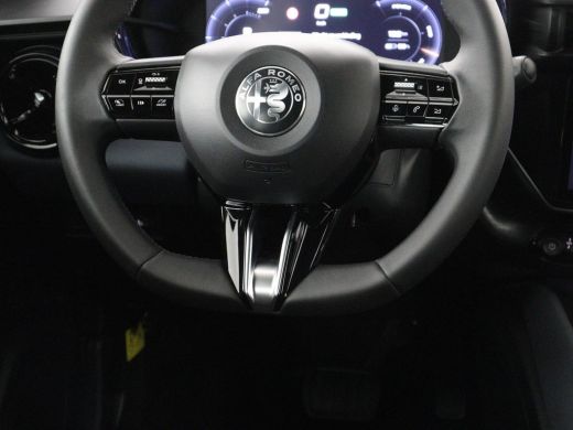 Alfa Romeo Junior Elettrica 54 kWh | SOH 97,3% | Adaptive cruise | Carplay | Full LED | Parkeerhulp | Climate contr... ActivLease financial lease