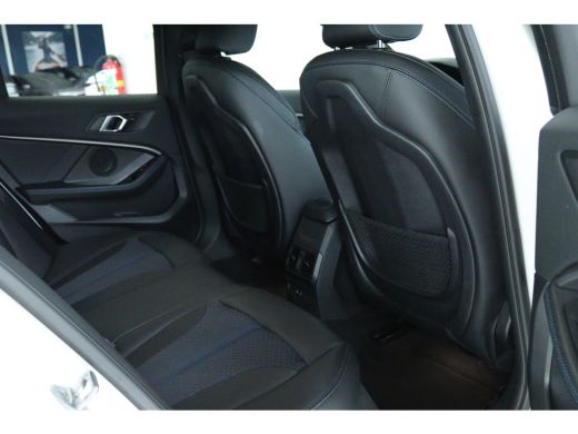 BMW 1 Serie 118i Business Edition M-SPORT "OP AFSPRAAK" | Cruise Control | Camera | Head-up | LED | Climate |... ActivLease financial lease
