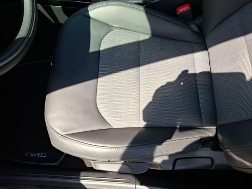 Kia Niro EV Edtition 64.8 kWh | SOH 97,5 % | Stoel en stuur verwarming | Achteruitrijcamera | ActivLease financial lease