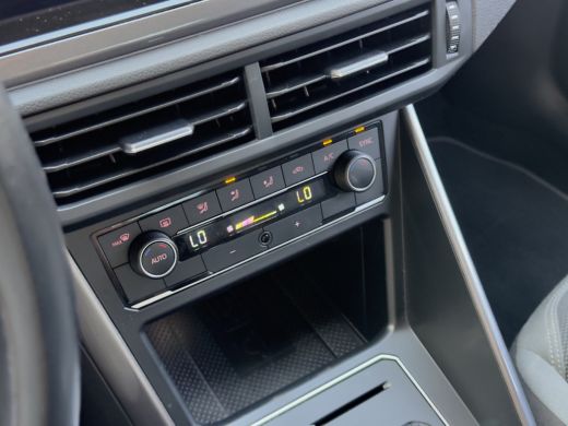 Volkswagen Polo 1.0 TSI AUT7 R-LINE HIGHLINE NAVI DIGI-DASH APPLE-CARPLAY LED LMV PDC ActivLease financial lease