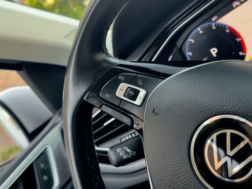 Volkswagen Polo 1.0 TSI AUT7 R-LINE HIGHLINE NAVI DIGI-DASH APPLE-CARPLAY LED LMV PDC ActivLease financial lease