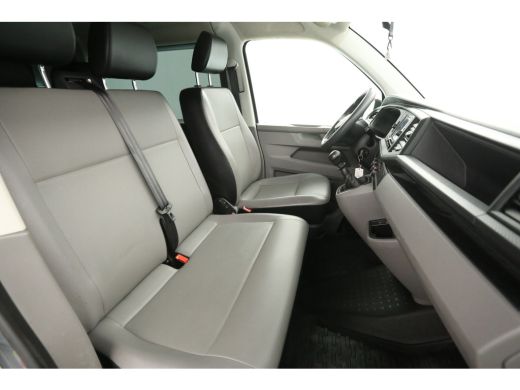 Volkswagen Transporter 2.0 TDI L2H1 | DC | 6 Zits | Airco | Camera | Trekhaak | Carplay ActivLease financial lease